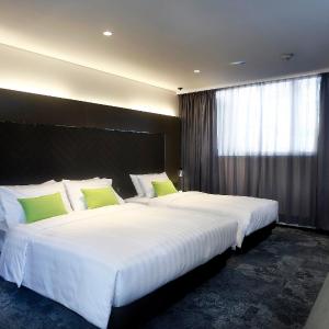 Adjoining Room (Family Room and Superior Room) 