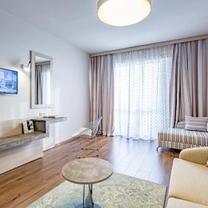 Deluxe One-Bedroom Suite (4 Adults)