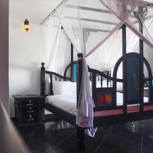 One-Bedroom Suite with Sea View
