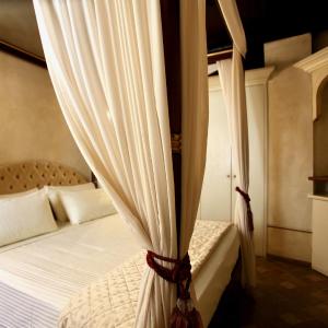 Queen Suite with Spa Bath