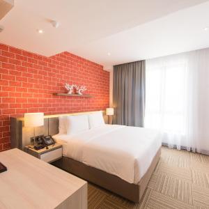 Junior Smith Suite
