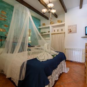 Deluxe One-Bedroom House with Hot Tub