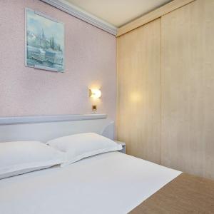 Economy room with french bed park side