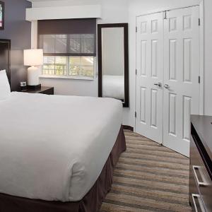 Two-Bedroom Suite with Accessible Tub - Disability Access