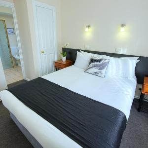 Deluxe Three-Bedroom Apartment