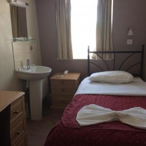 Standard Single with shared Bathroom and toilet 