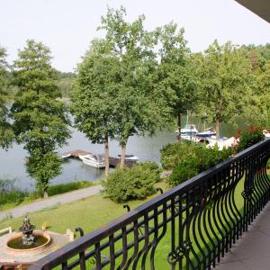 One-Bedroom Apartment with Lake View