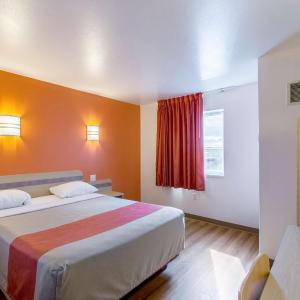 Deluxe King Room - Non-Smoking