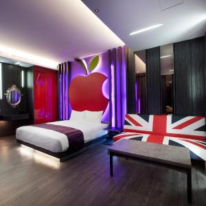 Queen Room with Private parking (Check-in after 23:00)