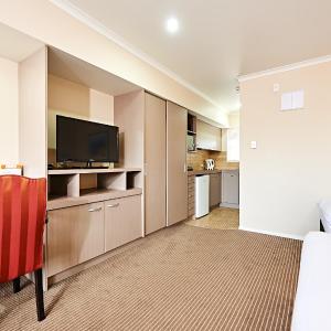 Two-Bedroom Apartment with 1 Single Bed and 1 Queen Bed