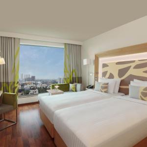 Executive Room King Bed - Aqua Pool View