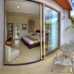 King Suite with Balcony - Non-Smoking