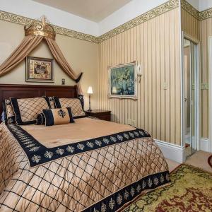 Suite 102 - Queen Suite with Sofa Bed - Ground Floor