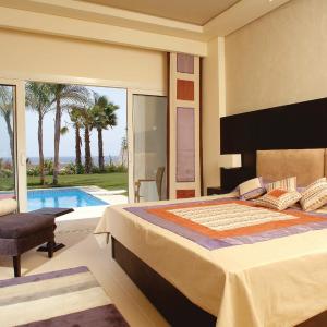 Four Bedroom Villa - private Garden and Pool