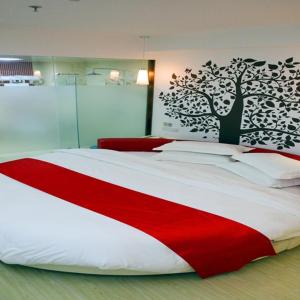 Flavor Room with Round Bed