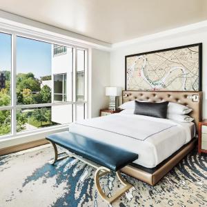 Corner King Room with City View