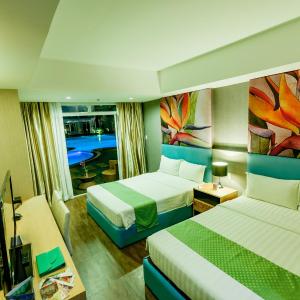 Deluxe Triple Room with Pool Access