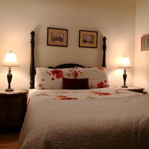 Queen Room with Private Bathroom