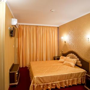 Double or Twin Room with Bath and Free Underground Parking