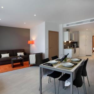 Deluxe One-Bedroom Apartment with Balcony 