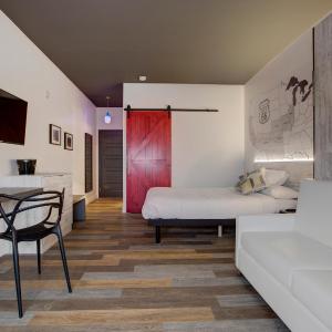 California - Queen Room with One Queen Bed and One Murphy Bed