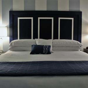 Queen Room with Marina View & Patio – Disability Access/Non-Smoking