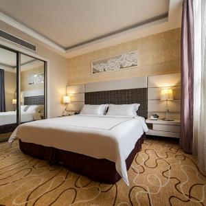 Junior Suite with Partial Sea View