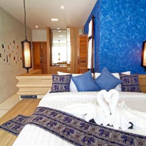 Deluxe King Room with Pool Access 
