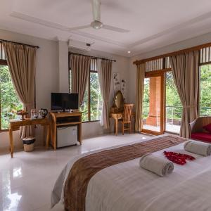 Suite with Pool View