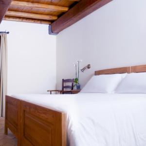 King Room with Roll-In Shower - Disability Access