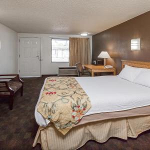 Double Room with Roll-In Shower - Disability Access