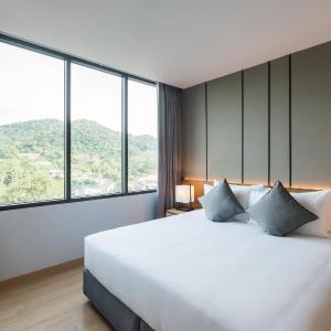 One Bedroom Suite with Mountain View