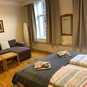 Large Double Room with Shared Bathroom