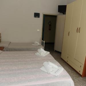 Triple Room with Balcony and Beach Access