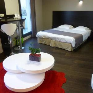 Suite with Canal and Garden View