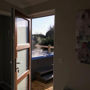 Holiday Homes for 6 Guests With Hot Tub