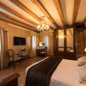 Junior Suite with Grand Canal/Rialto Bridge View
