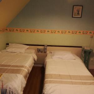 Twin Room with Shared Toilet