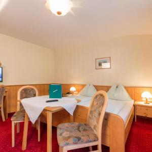 Family Room (2 Adults + 2 Children)