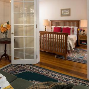 Deluxe Queen Suite