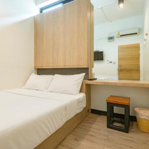 Queen Room with Shared Bathroom