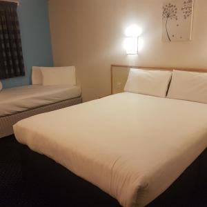 Triple Room (One Double & One Single)