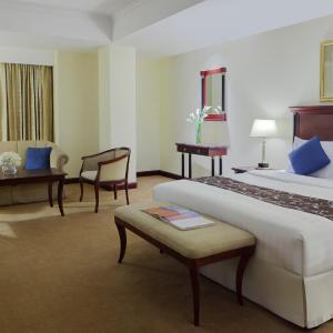 Corner Quadruple Suite with One King and Two Twin Beds