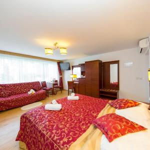 Triple room in K3 bungalow with double bed and sofa and air conditioning