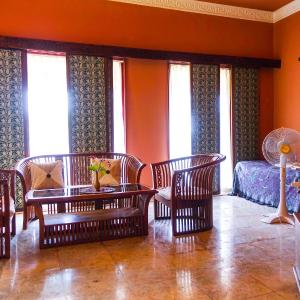 Family Room with Garden View
