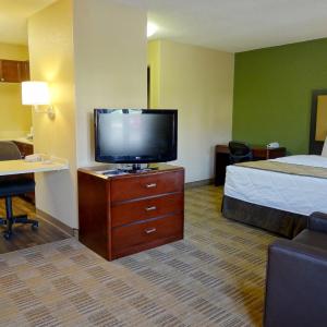 Deluxe Studio with 1 King Bed - Non-Smoking