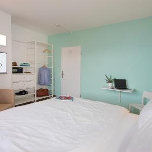Simple Lake View Room