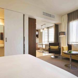 Studio with Kitchenette – Queen Bed