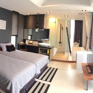 Deluxe Double Room with Balcony and Sea View