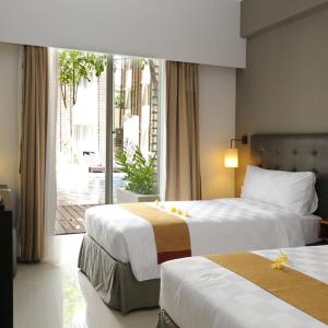 Deluxe Double or Twin Room with Pool Access